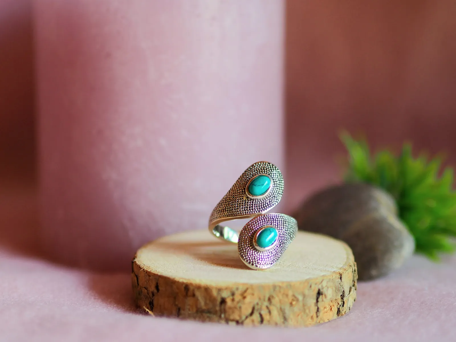 Bague en argent et turquoise posée sur une rondelle de bois, photographiée par Histoire d’Âme