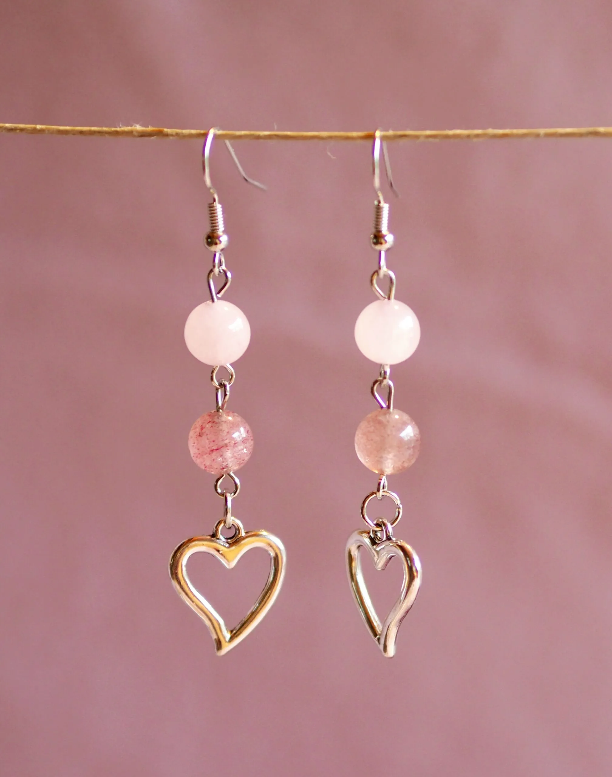 Paire de boucles d’oreilles pendantes : une perle de quartz rose pâle, une perle de quartz fraise et un cœur ajouré argenté