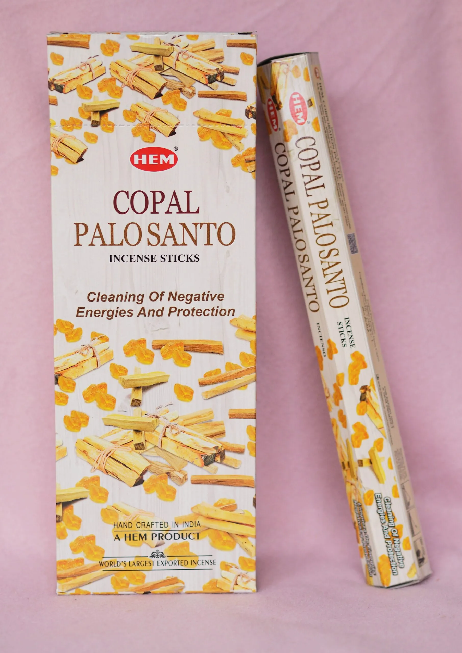 Boîte d’encens HEM Copal Palo Santo, debout à côté d’un étui de bâtons de la même marque