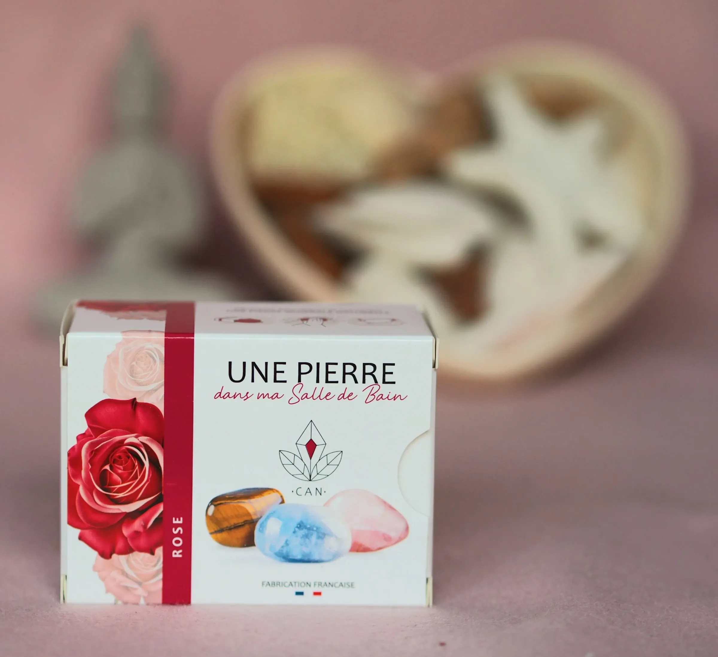 Boîte de savon « Une pierre dans ma salle de bain » à la rose, ornée d’une rose rouge et de pierres roulées