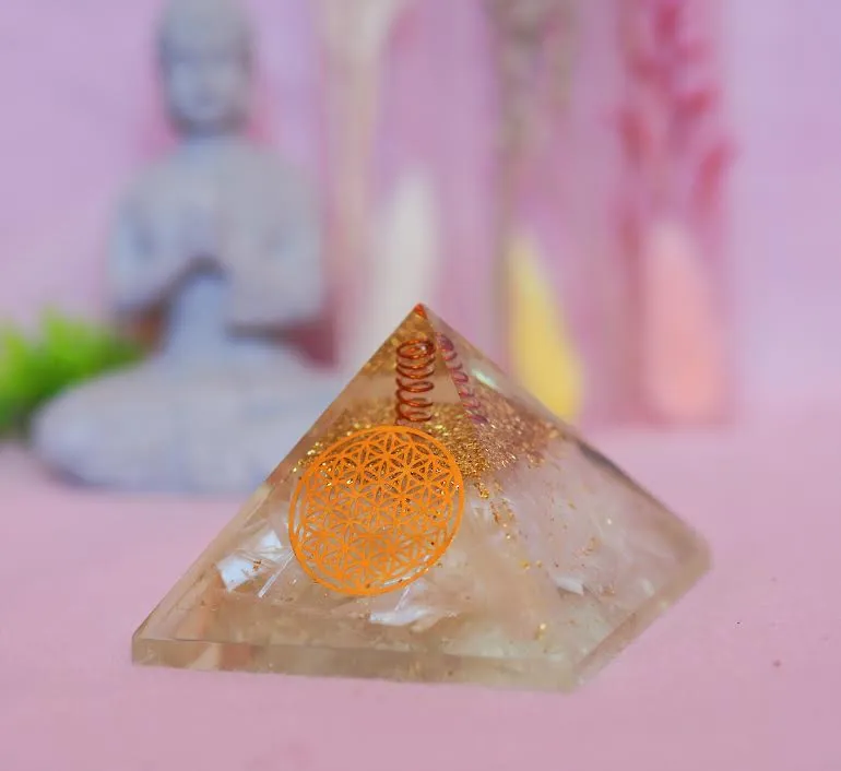 Pyramide d’orgonite en sélénite et fleur de vie