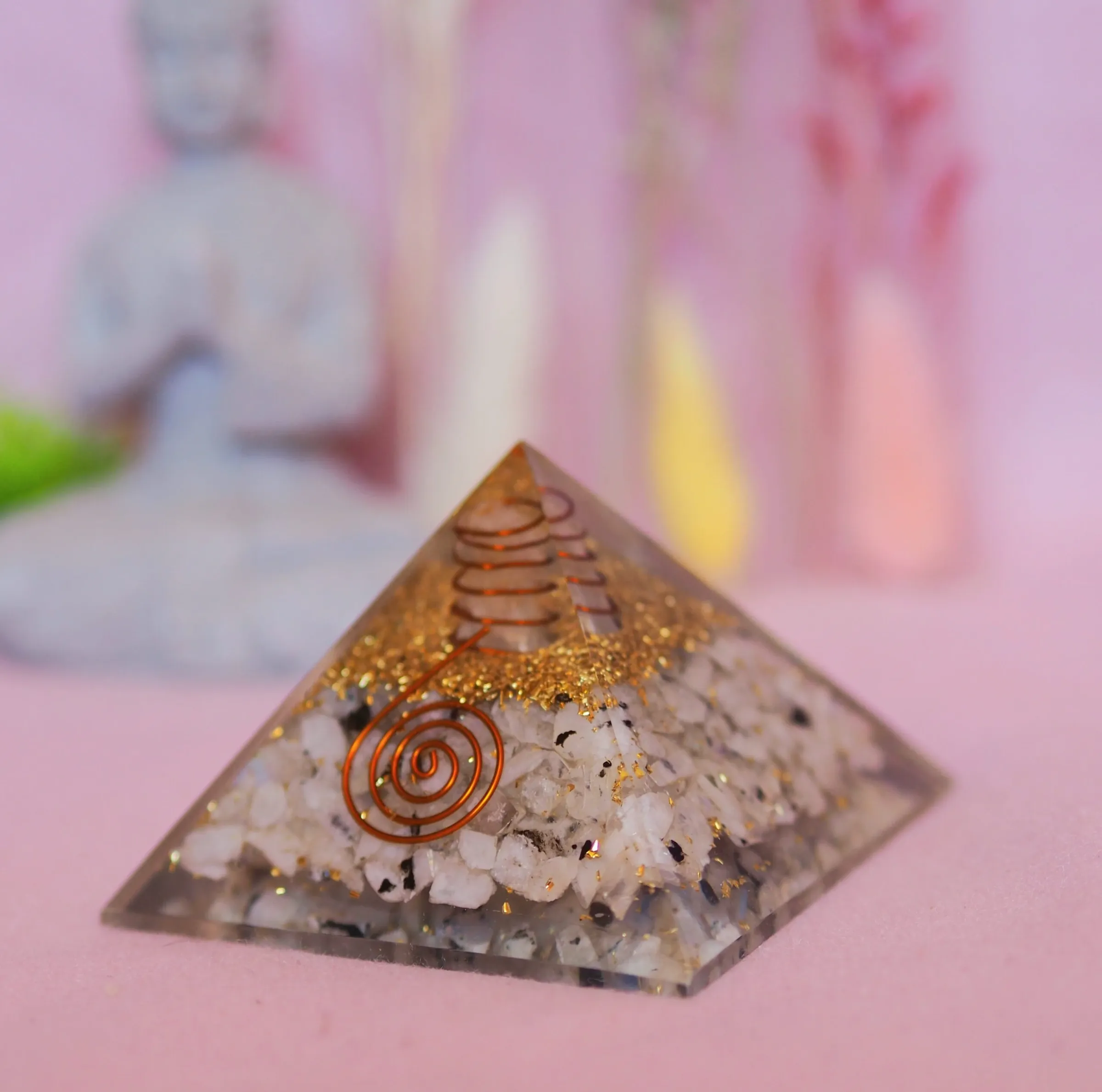 Pyramide d’orgonite en pierre de lune