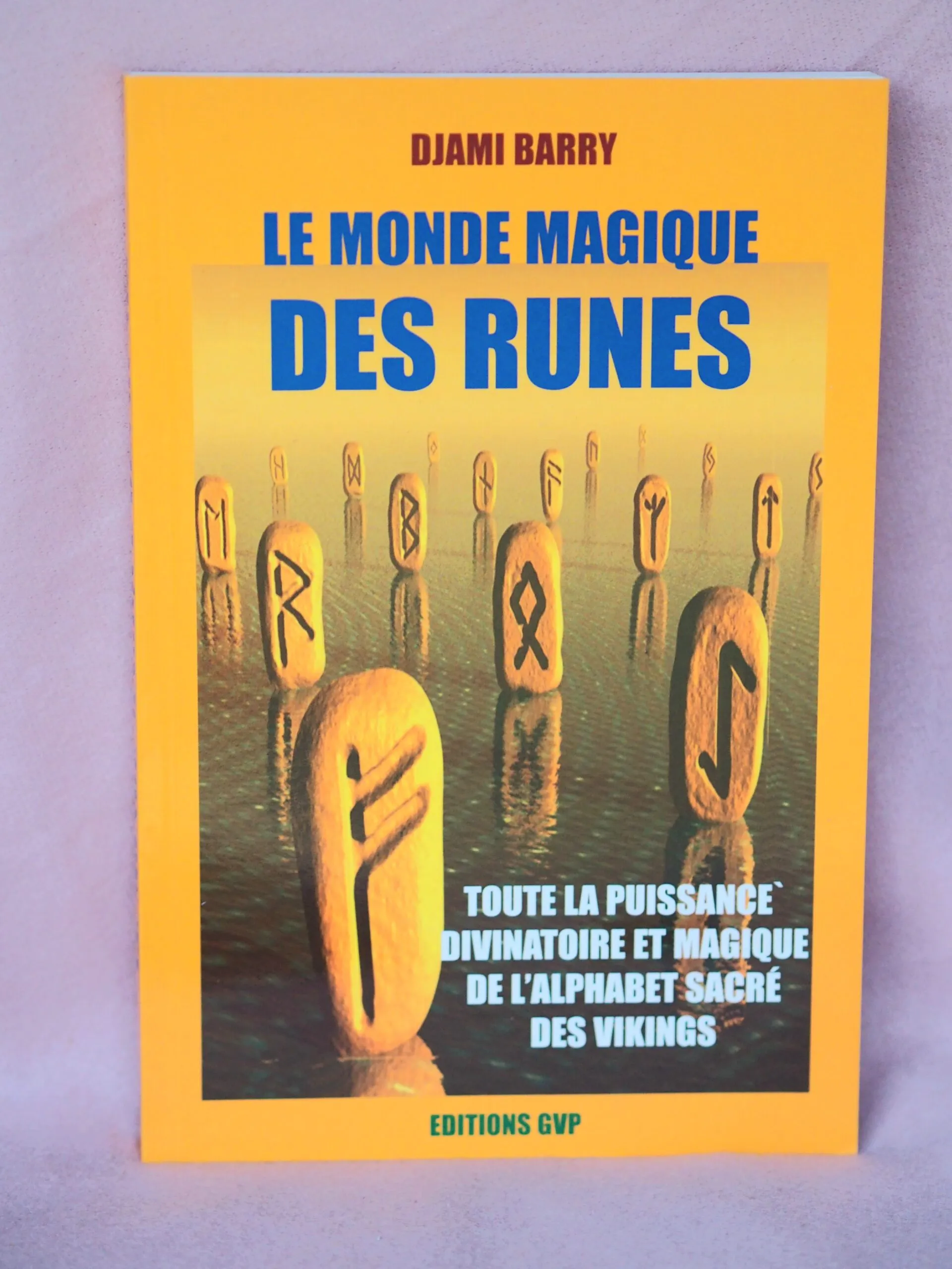 Couverture du livre « Le monde magique des runes » de Djami Barry, aux Éditions GVP, avec des pierres gravées de runes