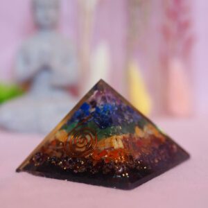Pyramide d'orgonite 7 chakras