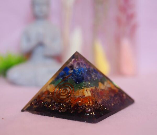 Pyramide d'orgonite 7 chakras