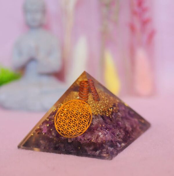 Pyramide d'orgonite, fleur de vie et améthyste
