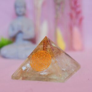 Pyramide d'orgonite en sélénite et fleur de vie