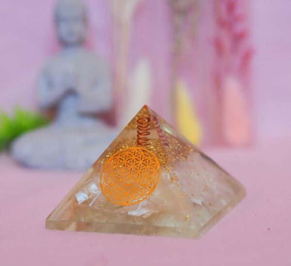 Pyramide d'orgonite en sélénite et fleur de vie