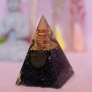 Pyramide d'orgonite en tourmaline et fleur de vie