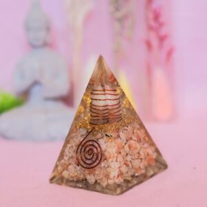 Pyramide d'orgonite en pierre de soleil